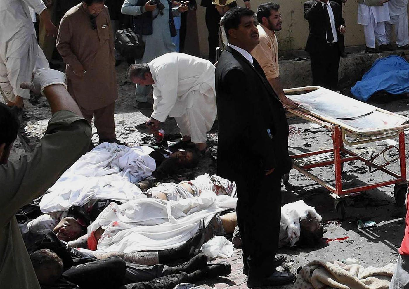 lawyer-killed-mourners-at-hospital-hit-by-suicide-bomber-6-Quetta-PK-aug-8-16.jpg