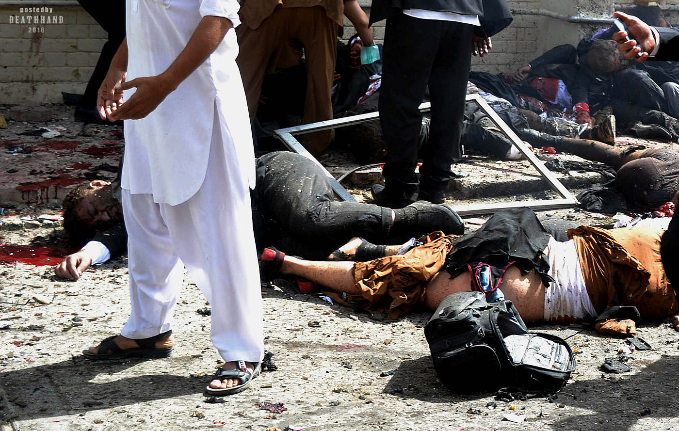 lawyer-killed-mourners-at-hospital-hit-by-suicide-bomber-8-Quetta-PK-aug-8-16.jpg