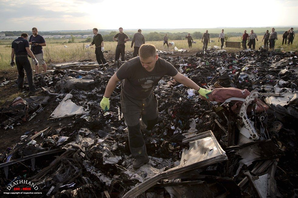 malaysia-airliner-shot-down-body-search-6-Donetsk-UA-jul17-14.jpg