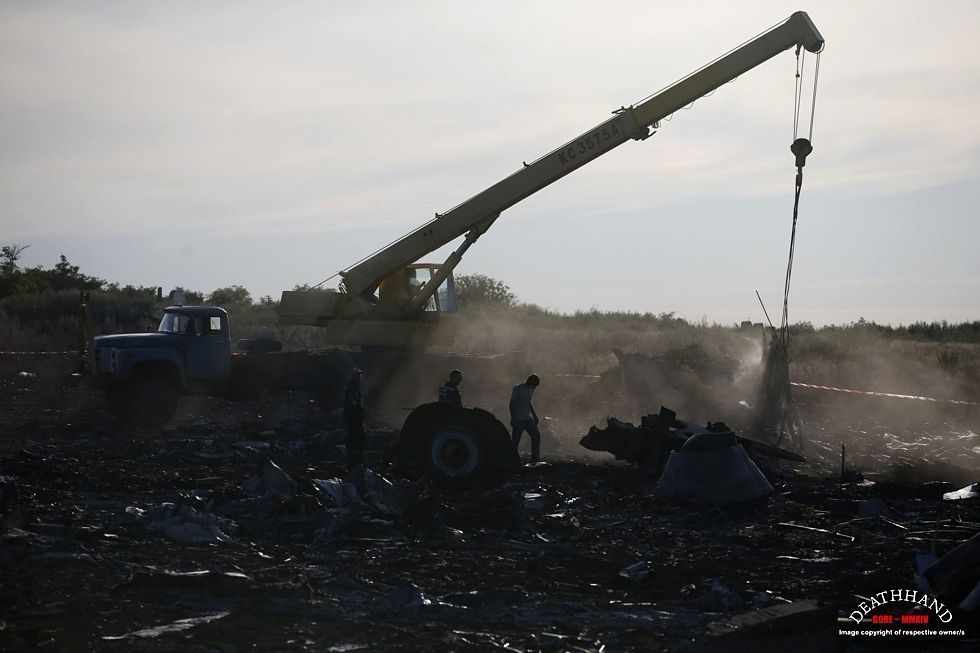malaysia-airliner-shot-down-wreck-removal-1-Donetsk-UA-jul17-14.jpg