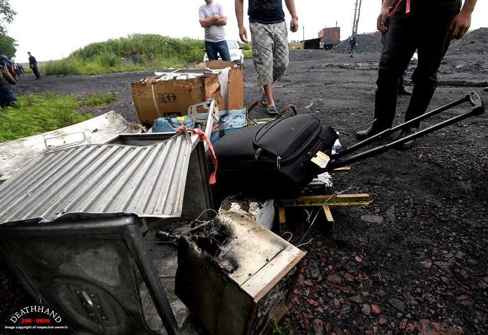 malaysia-airliner-shot-down-wreckage-41-Donetsk-UA-jul17-14.jpg