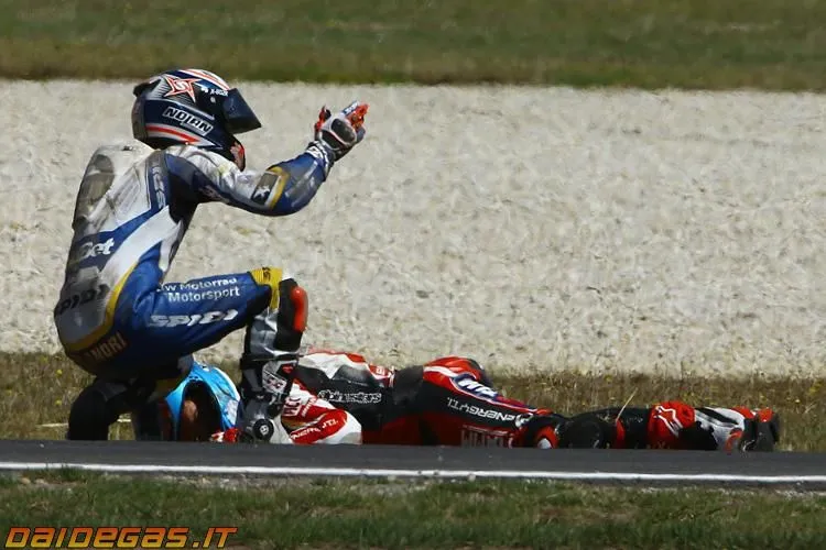 Marco-melandri-soccorre-carlos-checa-phillip-island-incidente.webp