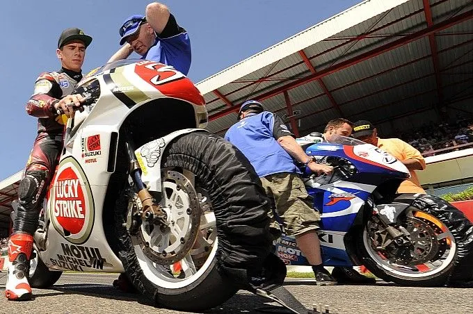 moto2-star-scott-redding-rides-kevin-schwantzs-suzuki-rgv500-medium_1.webp