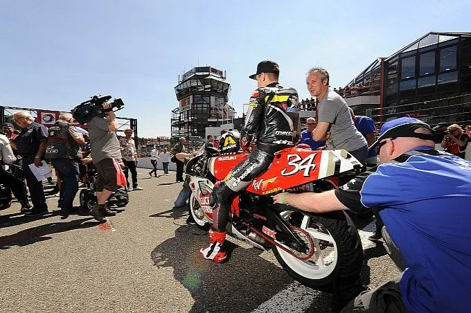 moto2-star-scott-redding-rides-kevin-schwantzs-suzuki-rgv500-medium_4.webp