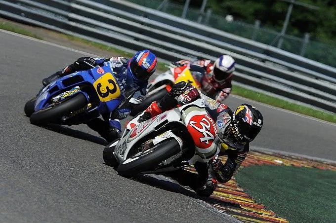 moto2-star-scott-redding-rides-kevin-schwantzs-suzuki-rgv500-medium_5.webp
