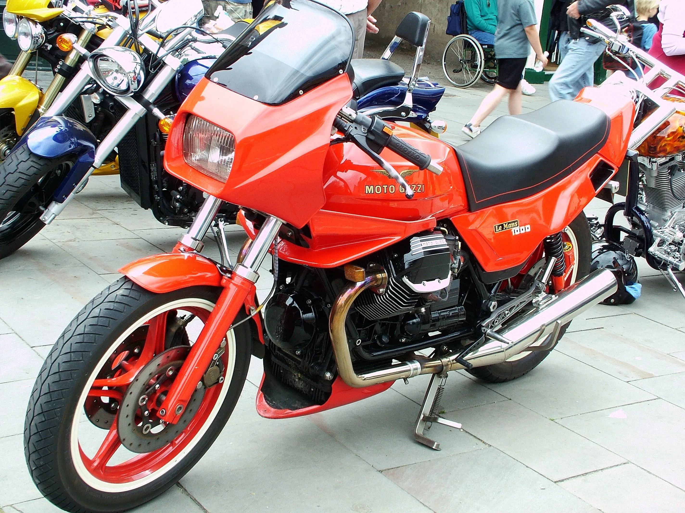 Moto_Guzzi_Le_Mans_1000_red.webp