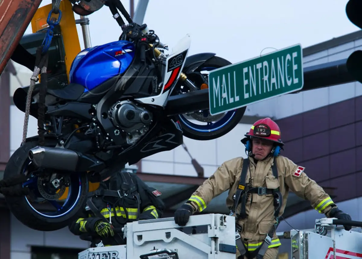 Motorcyclist crashes into car, bike ends up dangling from traffic lights, rider was injured 4...webp