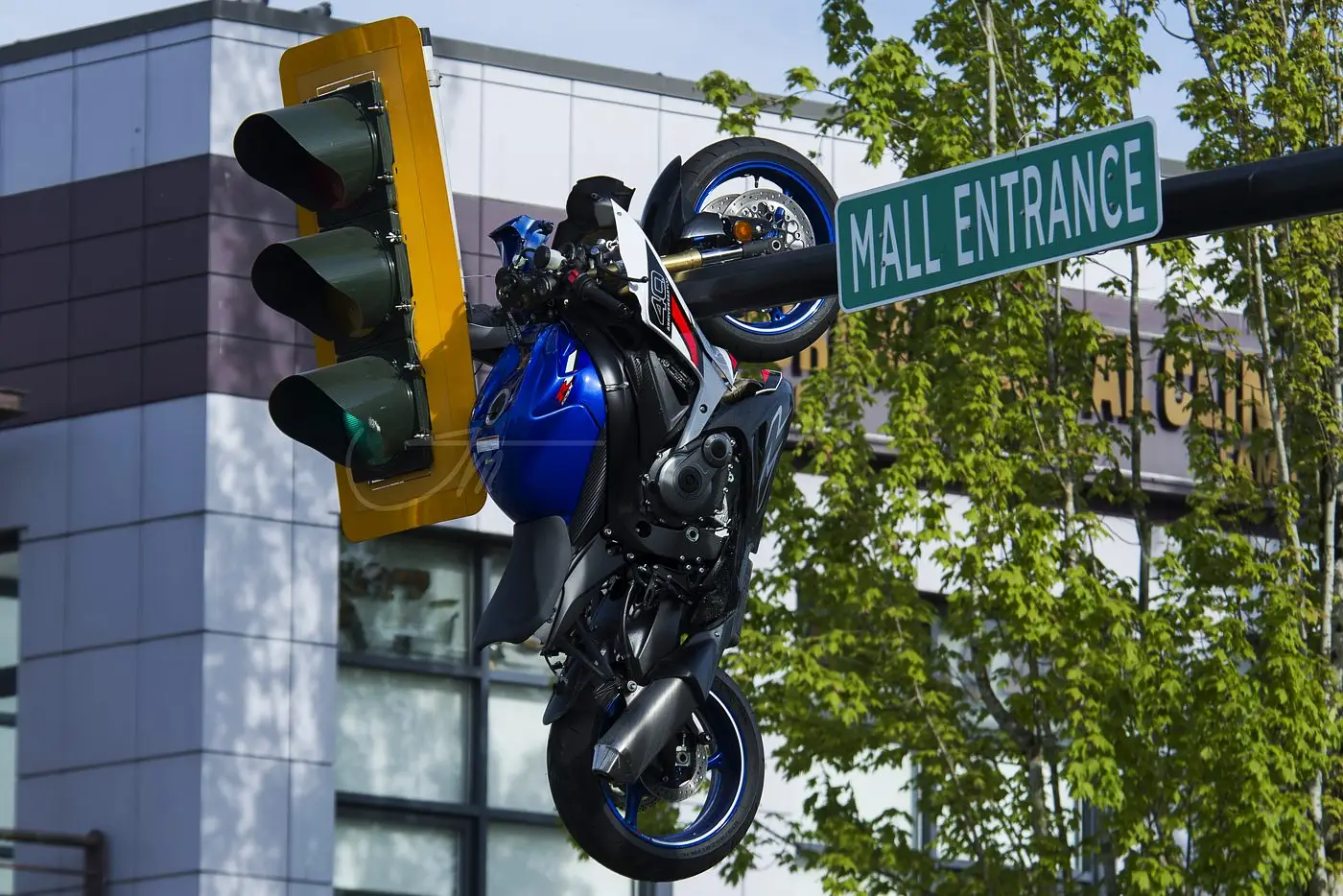 Motorcyclist crashes into car, bike ends up dangling from traffic lights, rider was injured 6...webp