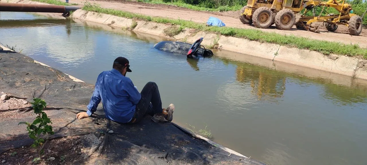 mujer-muere-atrapada-en-un-vehiculo-sumergido-en-un-canal-de-riego-en-Mazatlan-Foto-Luis-Zatara.webp