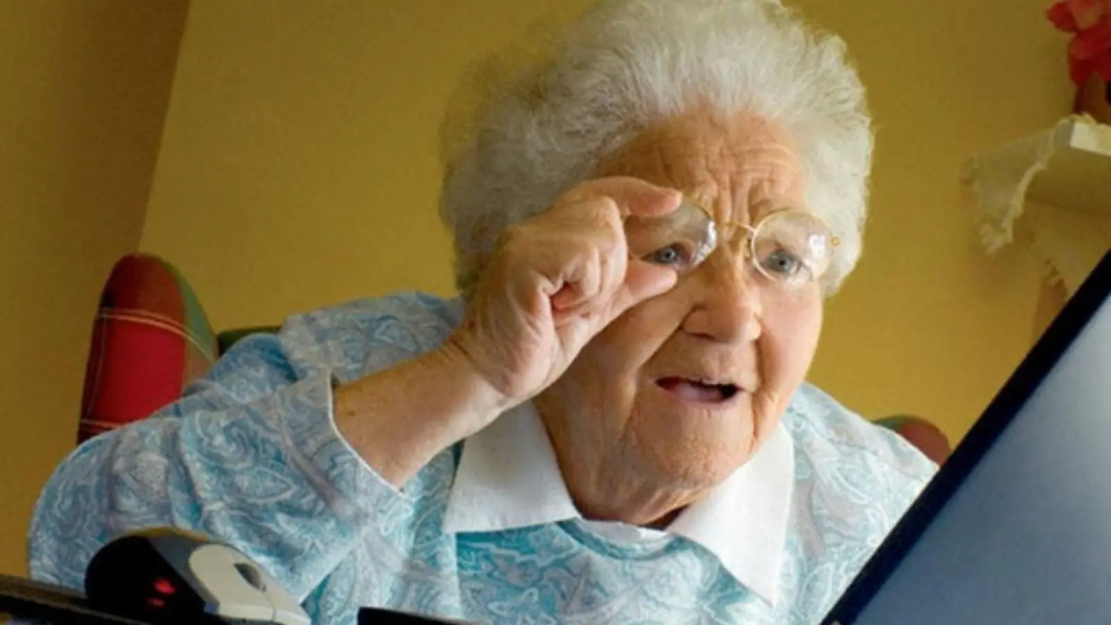 old-lady-tech-meme.webp