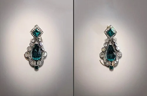 Paire_de_boucles_d'oreilles_en_émeraudes_de_la_parure_de_Marie-Louise_-_Musée_du_Louvre_OA_12...webp
