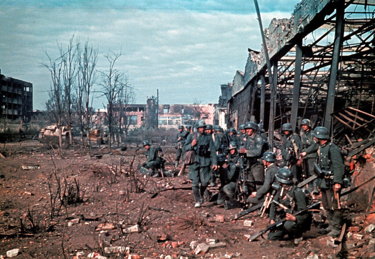 Preparing for an assault on a warehouse in Stalingrad, most likely in the later part of 1942.jpg