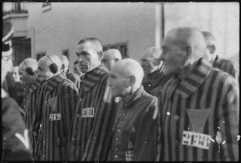 Prisoners_in_the_concentration_camp_at_Sachsenhausen,_Germany,_December_19,_1938._Heinrich_Hof...jpg