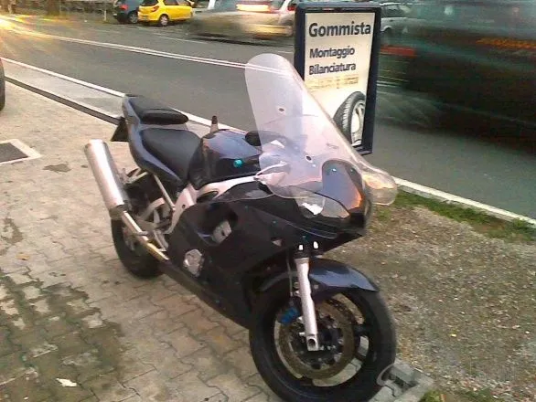 r6_parabrezza_02.webp
