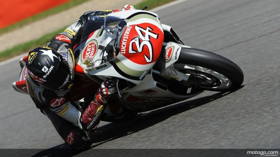 redding_suzuki-rgv500_01_slideshow_169.webp