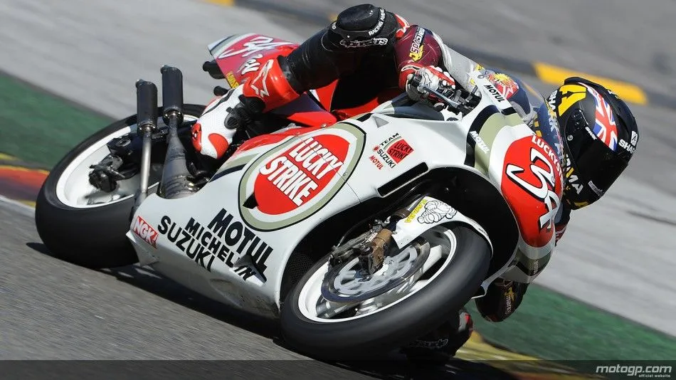 redding_suzuki-rgv500_02_slideshow_169.webp