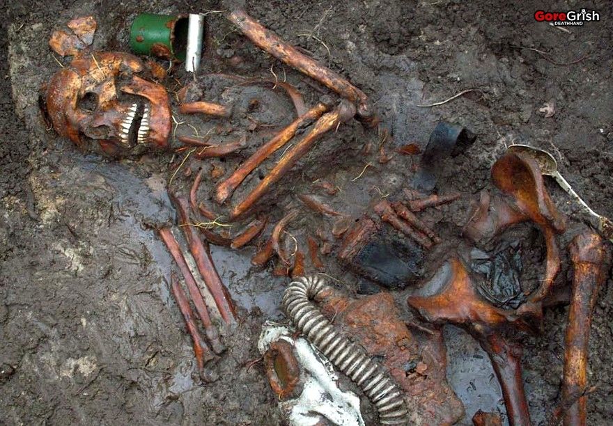 remains-of-9-german-soldiers-excavated11-Belgium.jpg