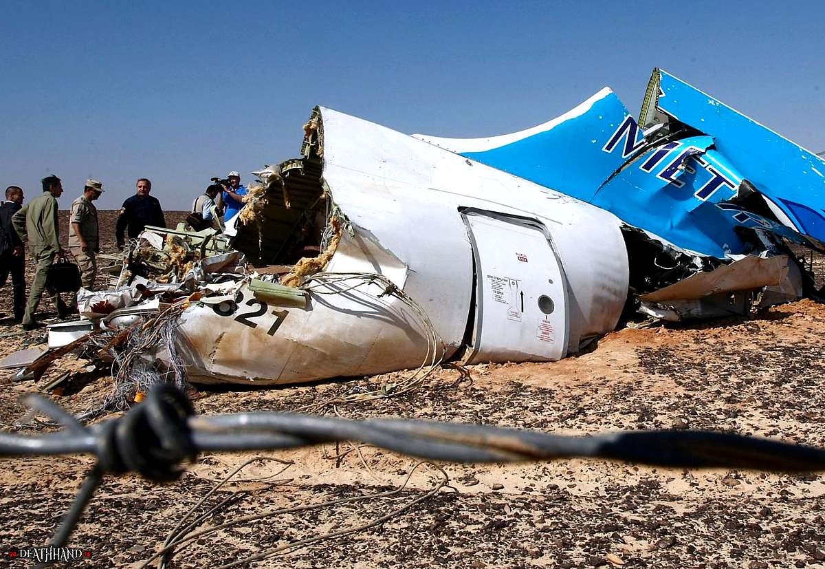 russian-passenger-jet-breaks-up-crashes-in-desert-14-Sinai-EG-oct-31-15.jpg