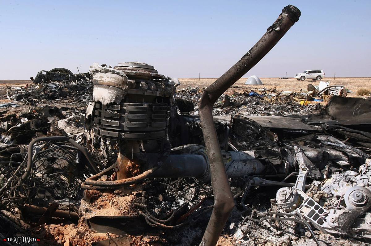 russian-passenger-jet-breaks-up-crashes-in-desert-23-Sinai-EG-oct-31-15.jpg