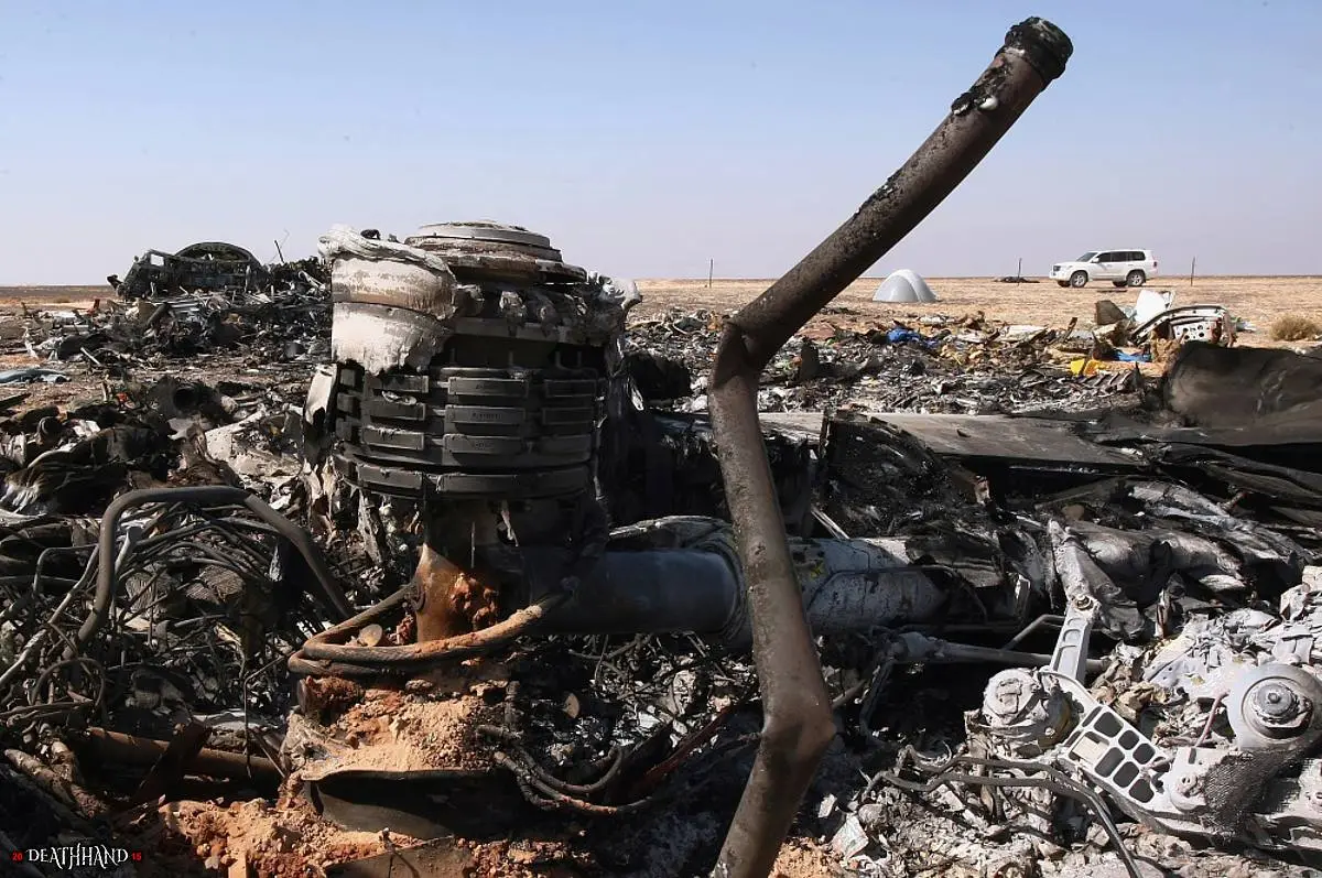 russian-passenger-jet-breaks-up-crashes-in-desert-23-Sinai-EG-oct-31-15.webp
