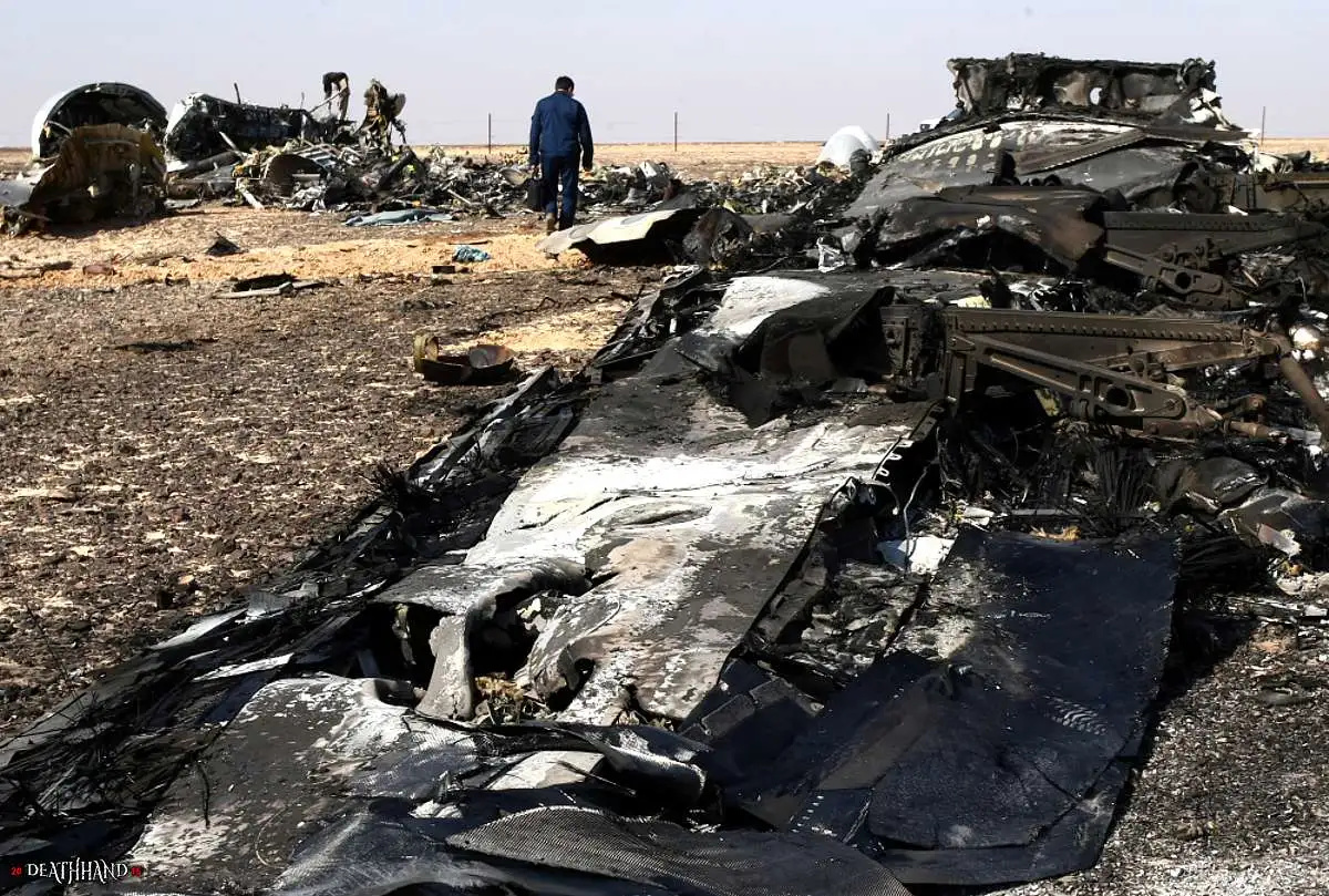 russian-passenger-jet-breaks-up-crashes-in-desert-24-Sinai-EG-oct-31-15.webp