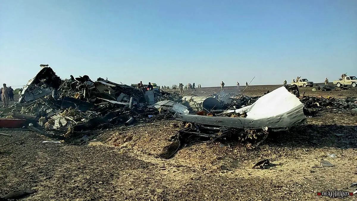 russian-passenger-jet-breaks-up-crashes-in-desert-25-Sinai-EG-oct-31-15.webp