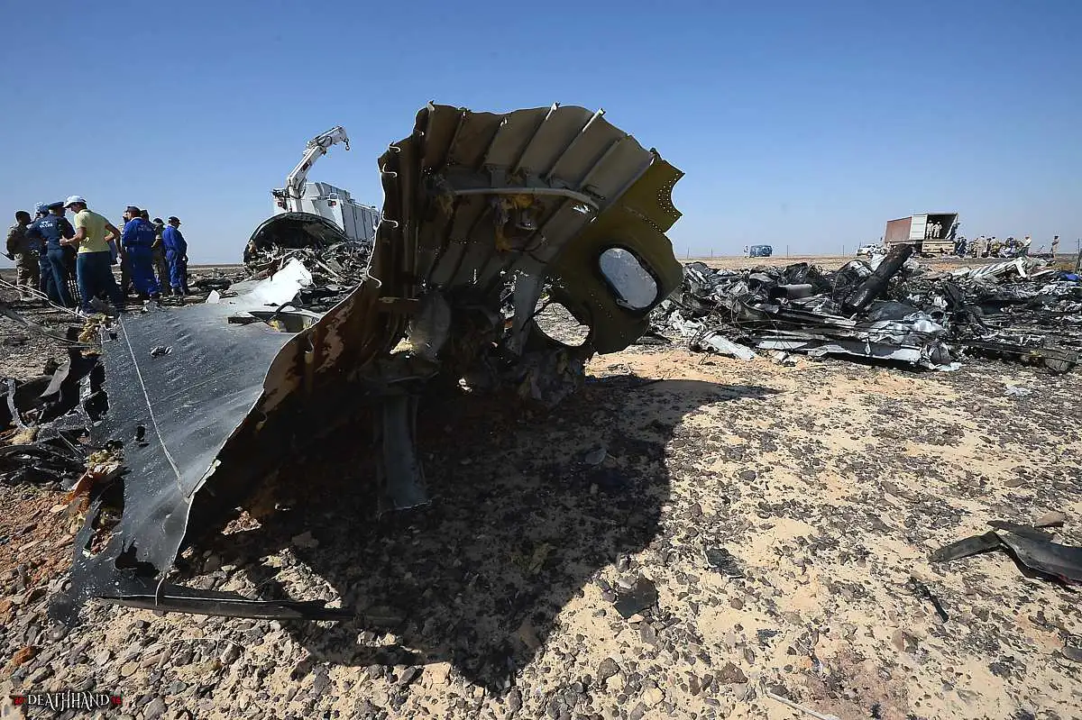 russian-passenger-jet-breaks-up-crashes-in-desert-28-Sinai-EG-oct-31-15.webp