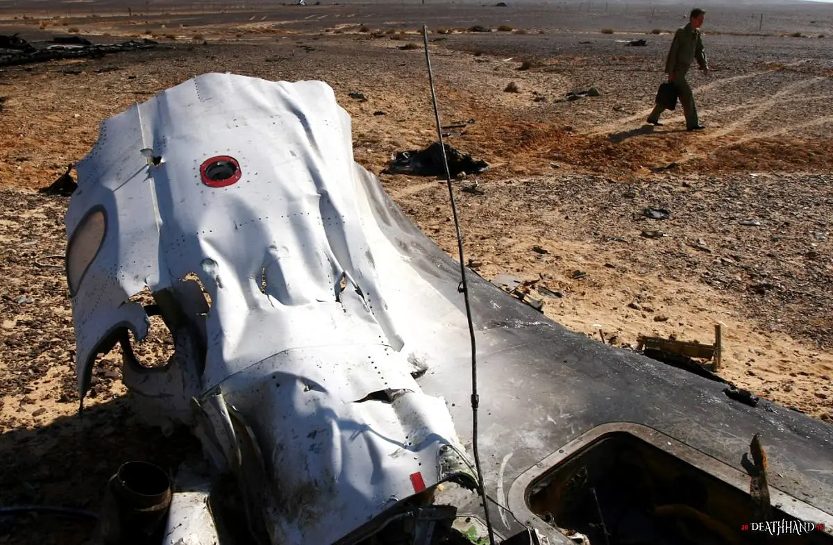 russian-passenger-jet-breaks-up-crashes-in-desert-29-Sinai-EG-oct-31-15.webp