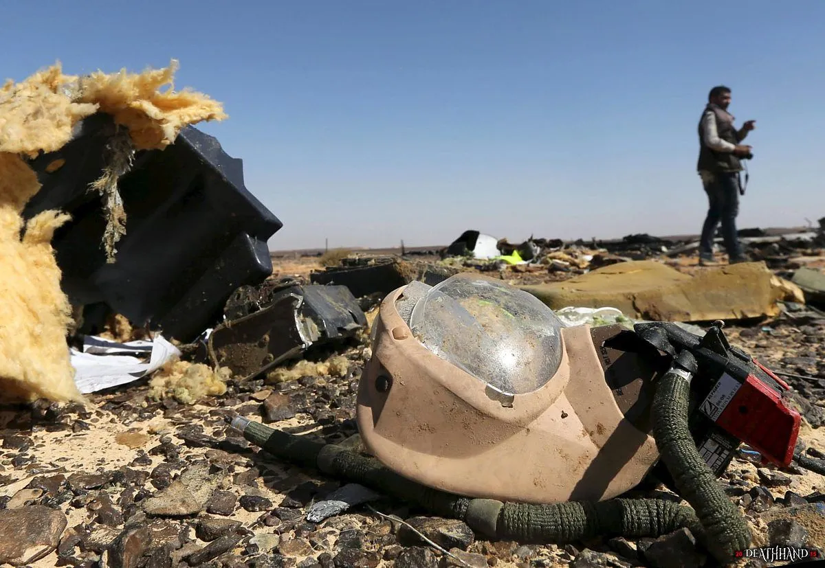 russian-passenger-jet-breaks-up-crashes-in-desert-32-Sinai-EG-oct-31-15.webp