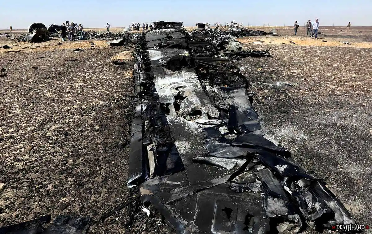 russian-passenger-jet-breaks-up-crashes-in-desert-6-Sinai-EG-oct-31-15.webp