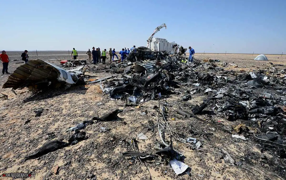 russian-passenger-jet-breaks-up-crashes-in-desert-7-Sinai-EG-oct-31-15.webp