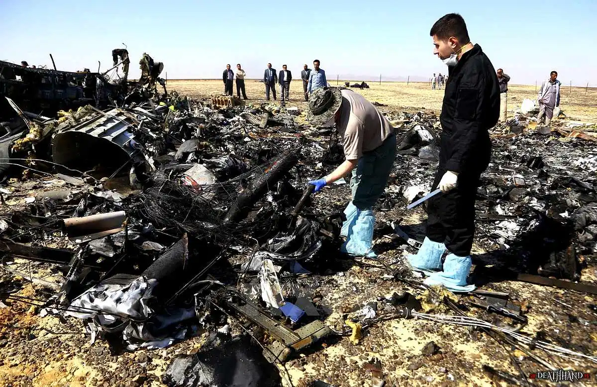 russian-passenger-jet-breaks-up-crashes-in-desert-8-Sinai-EG-oct-31-15.webp