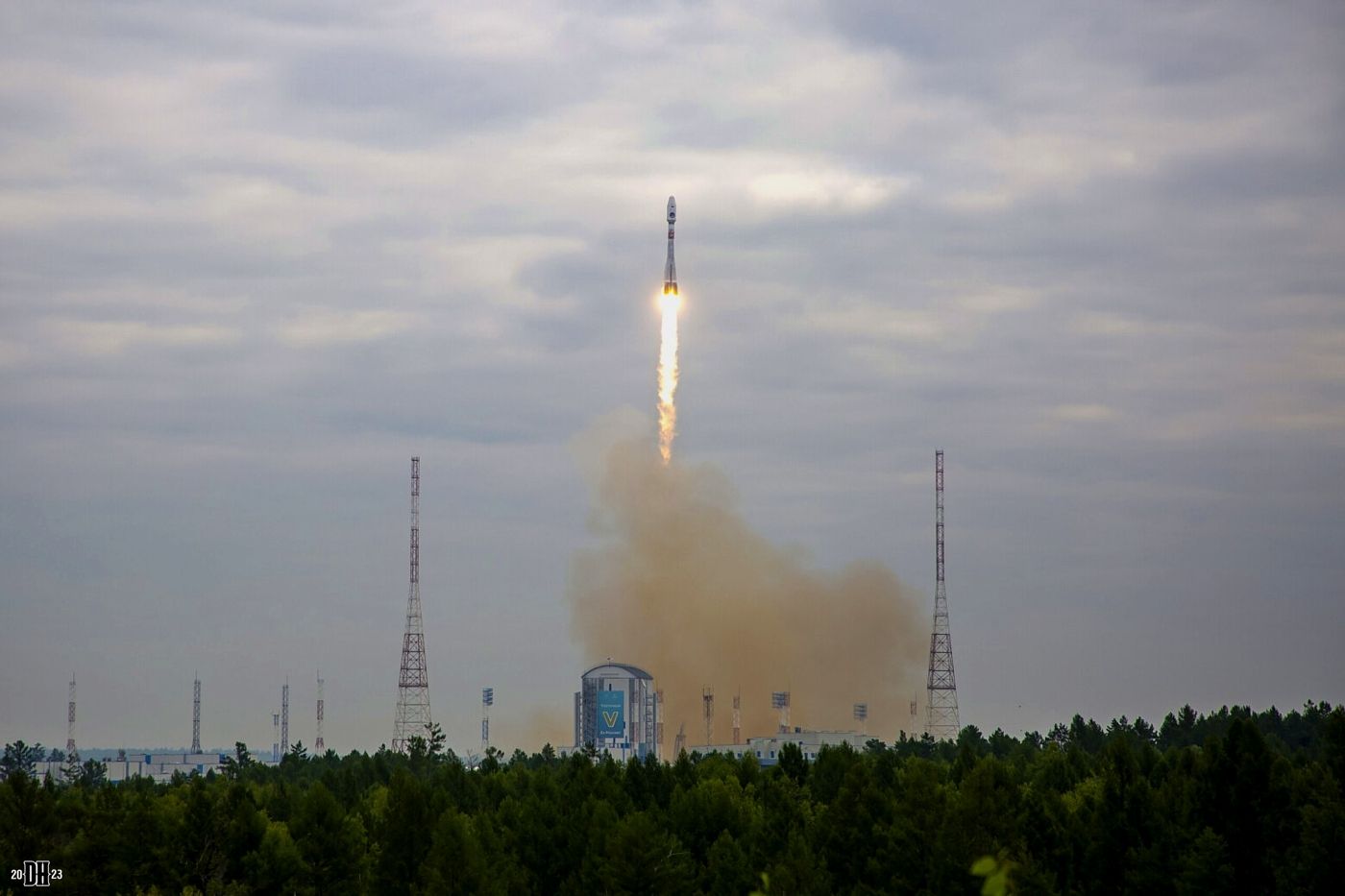Russian rocket liftoff - carry Luna-5 space craft to moon.jpg