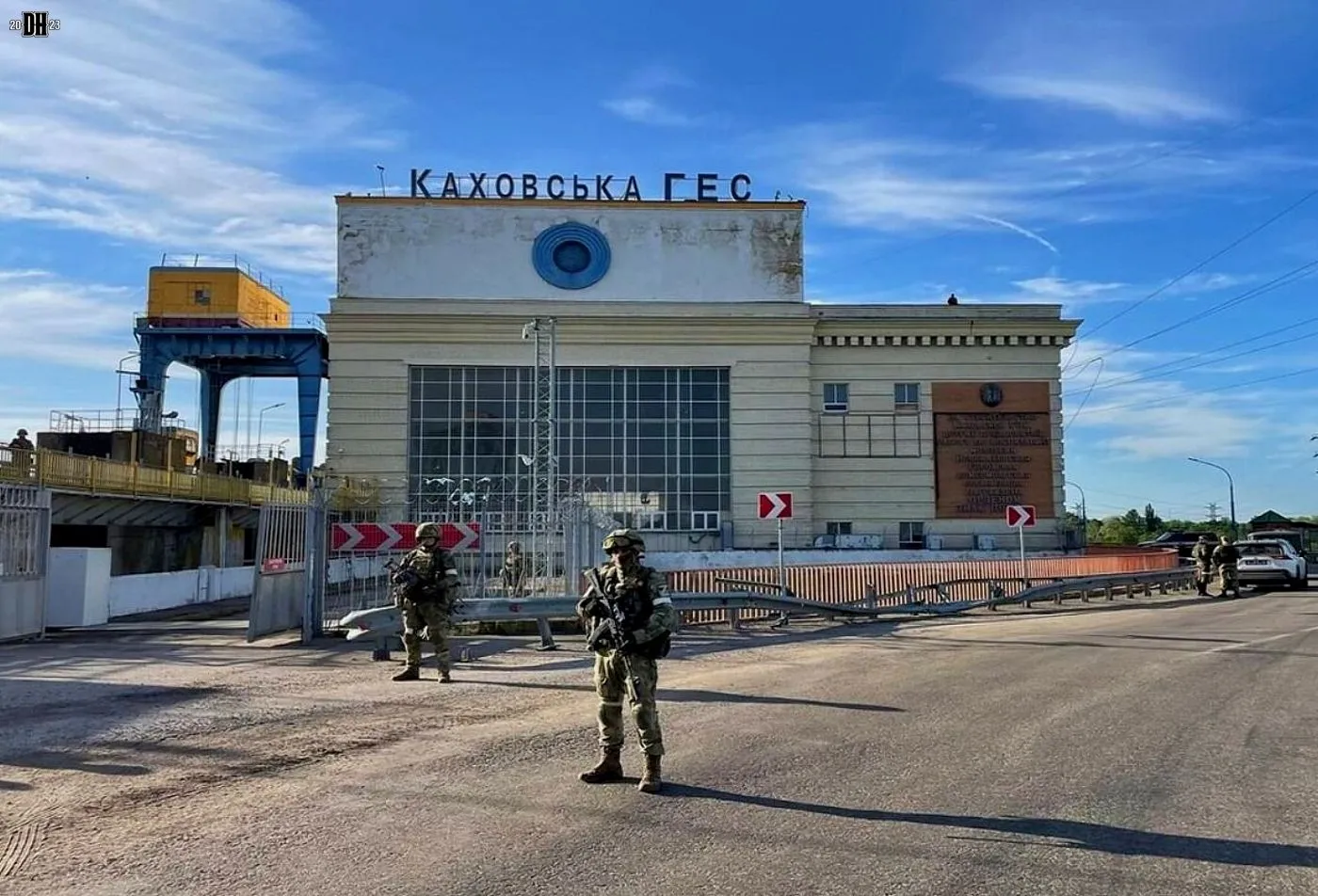 Russian soldiers at Ukraine dam - 2022.jpg