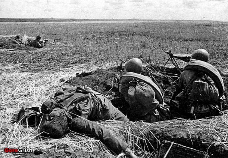 russian-soldiers-took-over-german-positions-Kursk-jul10-43.jpg