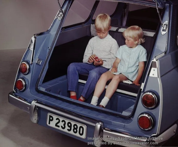 Saab-95-station_wagon_rear_facing_third_row_seat.webp