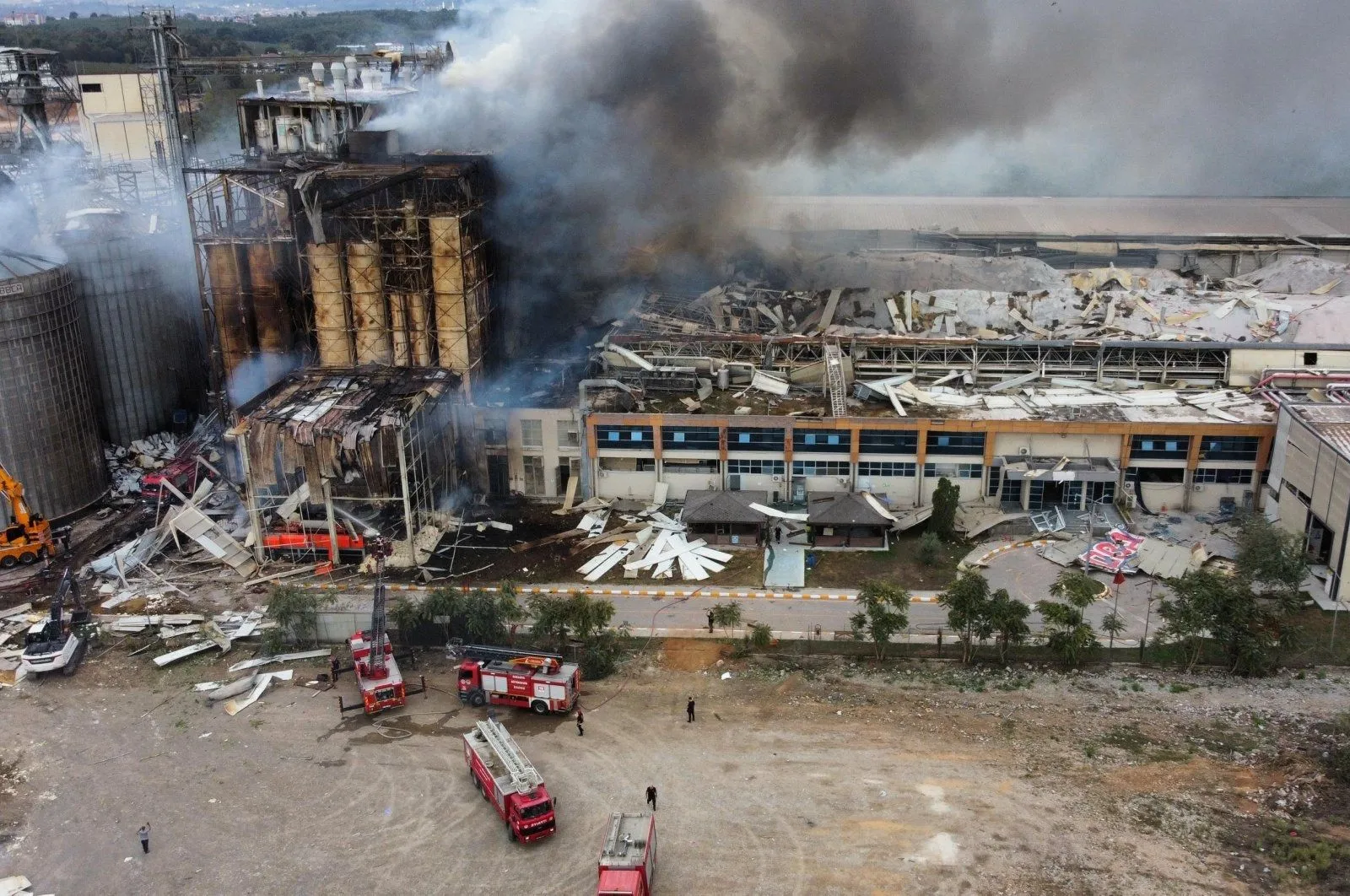 Sakarya pasta factory explosion in Türkiye injures 21, causes fire.webp