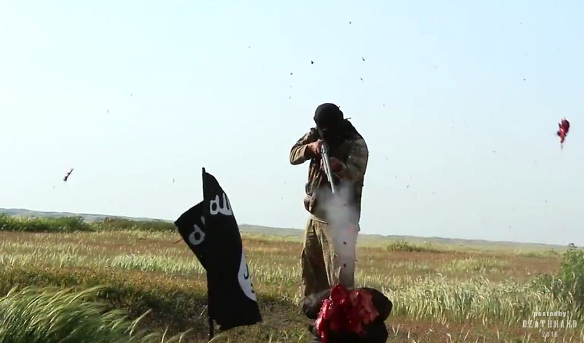 screenshots-isis-executes-iraqi-soldier-close-range-shotgun-13-Diyala-IQ-aug-14-16.jpg