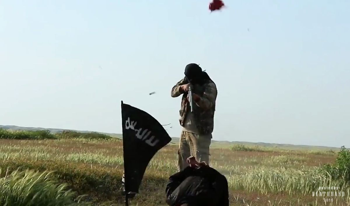 screenshots-isis-executes-iraqi-soldier-close-range-shotgun-14-Diyala-IQ-aug-14-16.jpg