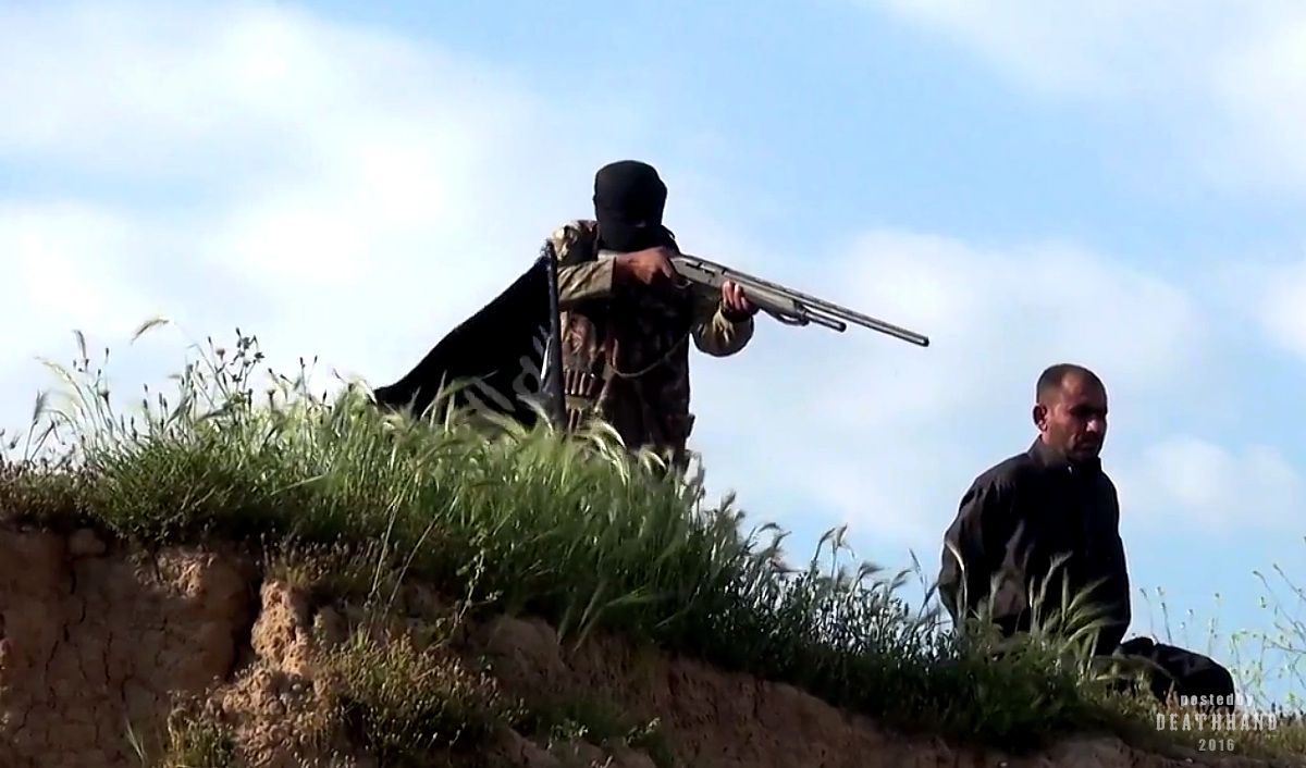screenshots-isis-executes-iraqi-soldier-close-range-shotgun-3-Diyala-IQ-aug-14-16.jpg
