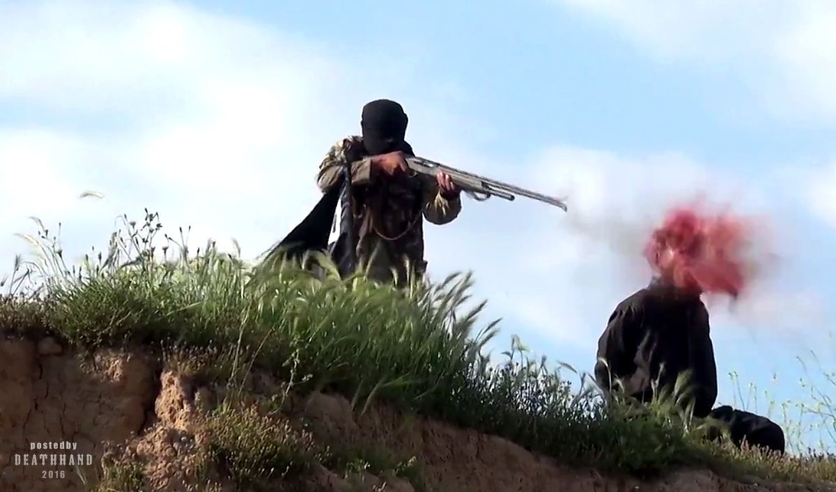 screenshots-isis-executes-iraqi-soldier-close-range-shotgun-4-Diyala-IQ-aug-14-16.jpg