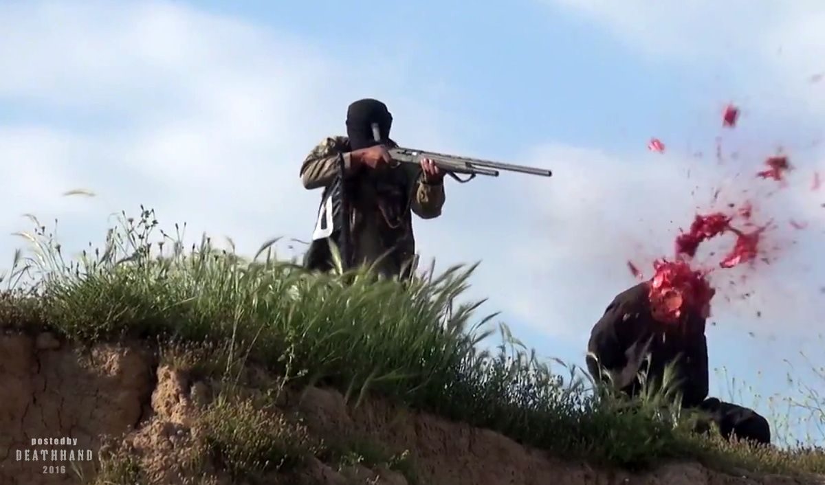 screenshots-isis-executes-iraqi-soldier-close-range-shotgun-5-Diyala-IQ-aug-14-16.jpg