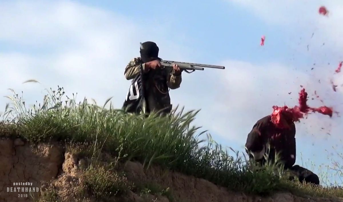 screenshots-isis-executes-iraqi-soldier-close-range-shotgun-6-Diyala-IQ-aug-14-16.jpg