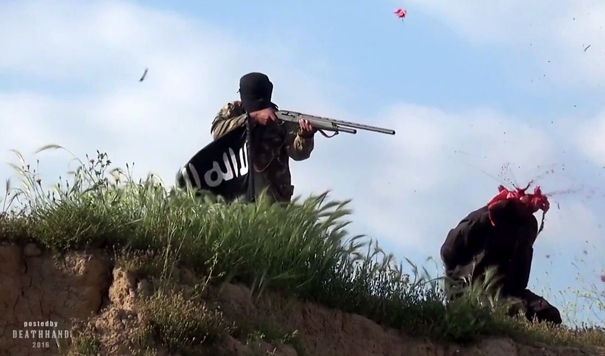 screenshots-isis-executes-iraqi-soldier-close-range-shotgun-7-Diyala-IQ-aug-14-16.jpg