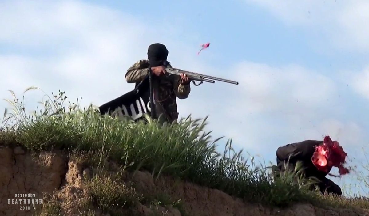 screenshots-isis-executes-iraqi-soldier-close-range-shotgun-8-Diyala-IQ-aug-14-16.jpg