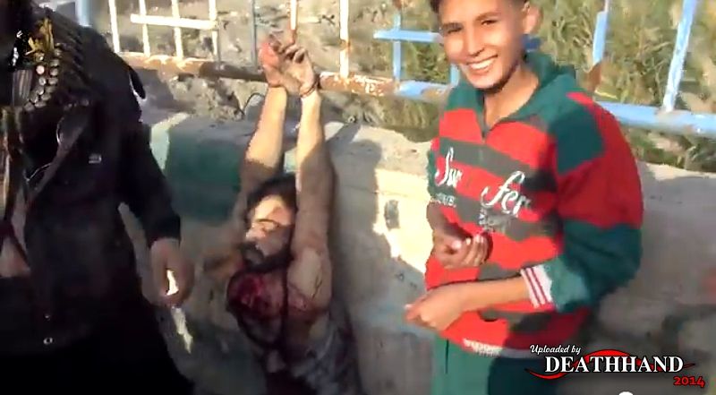 soldier-beheaded-strapped-to-fence-kids-put-head-on-his-shoulders-5-Deir-Ezzor-SY-dec-14-14.jpg