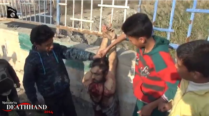 soldier-beheaded-strapped-to-fence-kids-put-head-on-his-shoulders-6-Deir-Ezzor-SY-dec-14-14.jpg