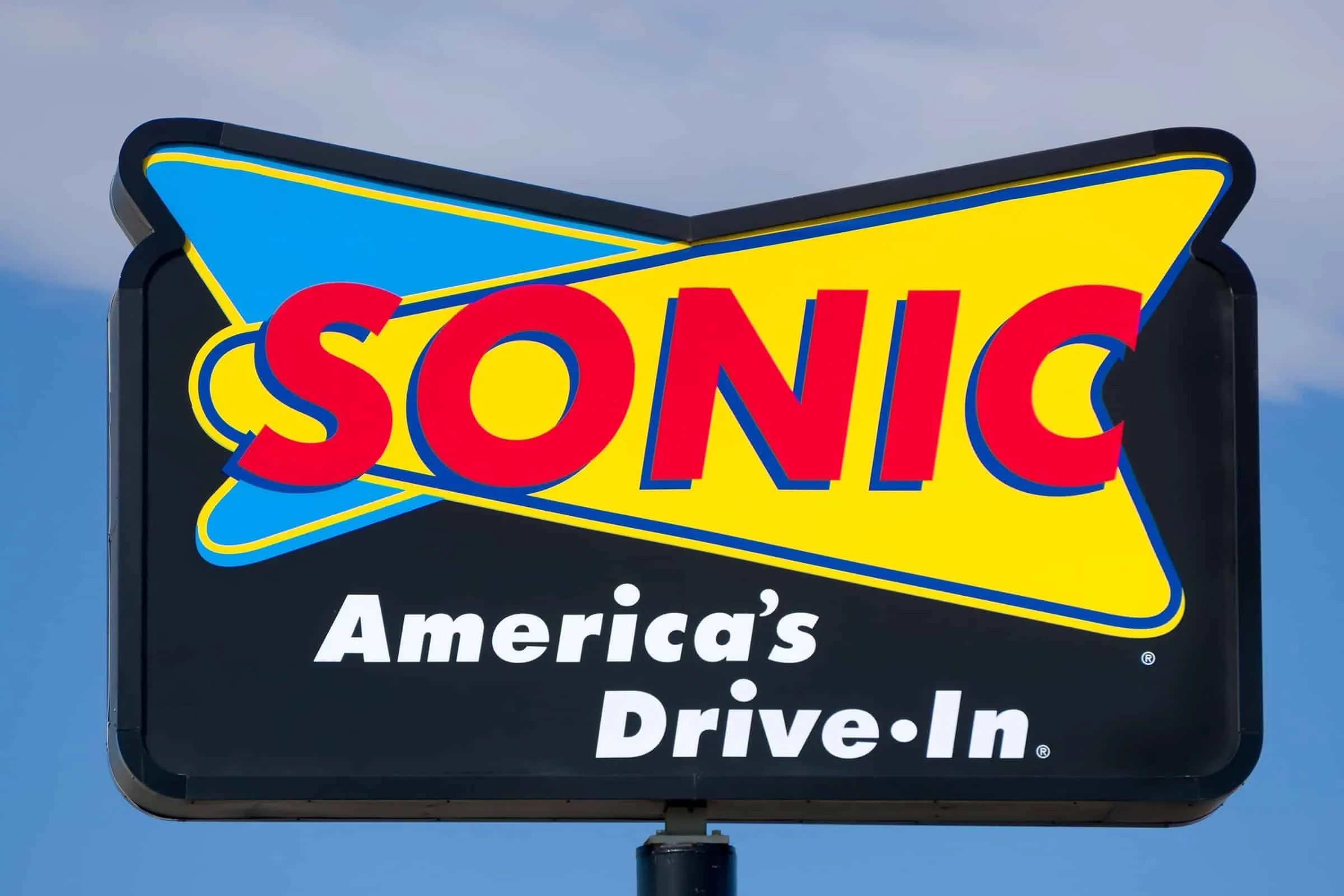 sonic-drive-in-roadside-sign.webp