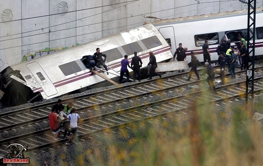 spain-train-derailment10-Santiago-de-Compostela-ES-jul25-13.jpg