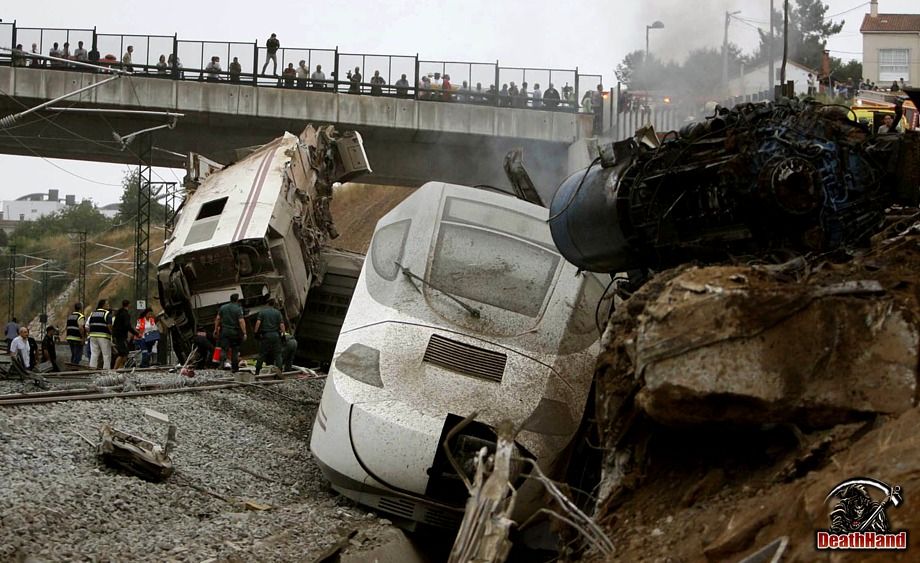 spain-train-derailment14-Santiago-de-Compostela-ES-jul25-13.jpg